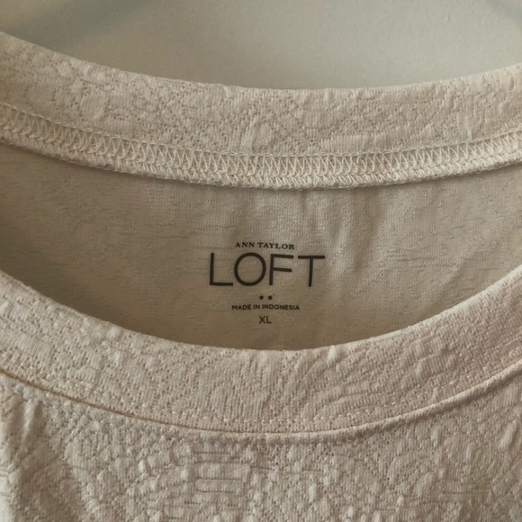 Creamy white floral embossed Ann Taylor blouse - Picture 4 of 8